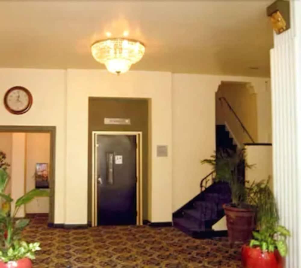 Embassy Hotel photo 40