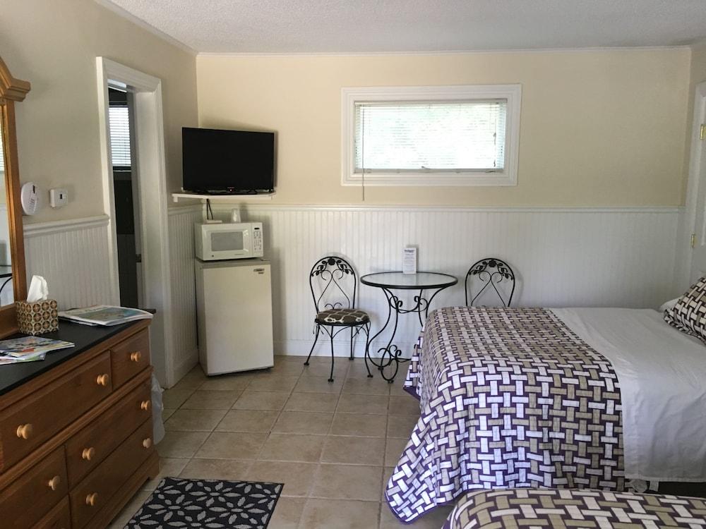 Westhampton Seabreeze Motel photo 9