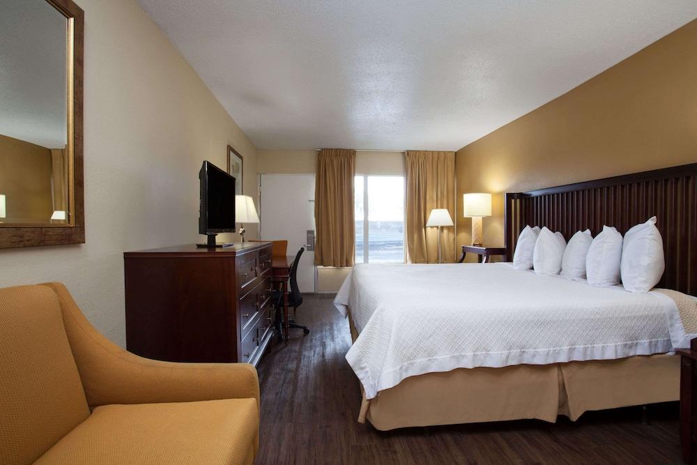Econo Lodge Daytona Beach - Speedway photo 45