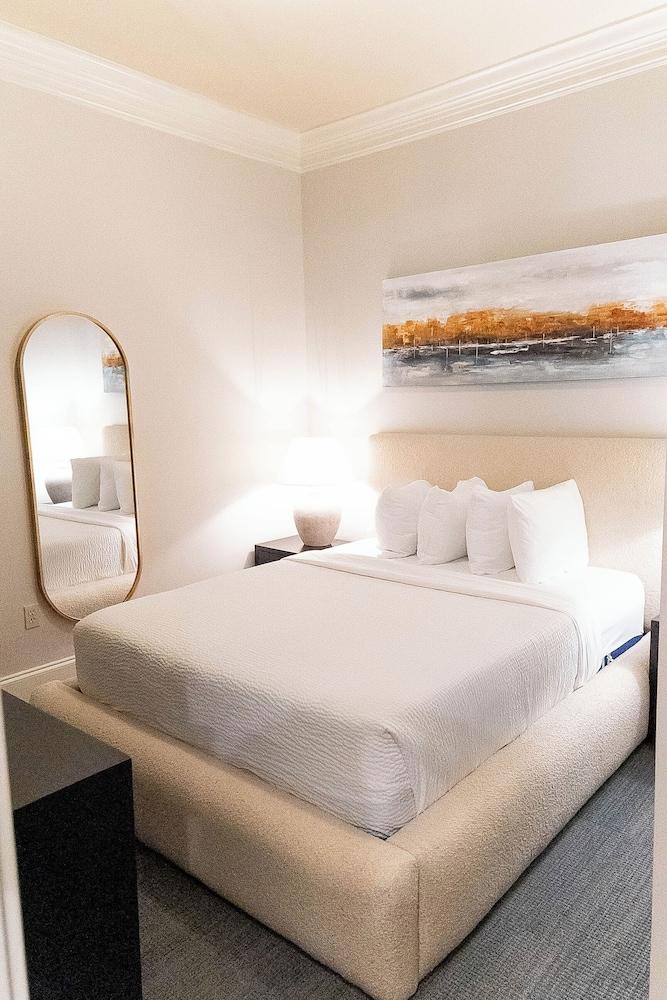 Carriage House Hotel photo 20
