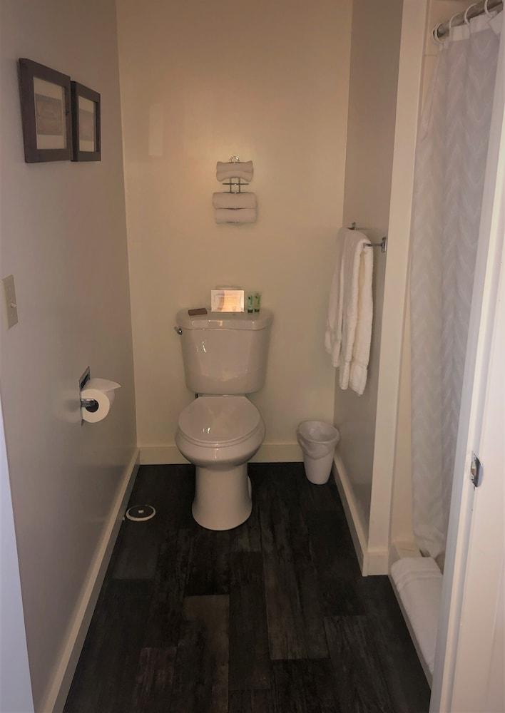 Harbor's Edge Motel photo 25