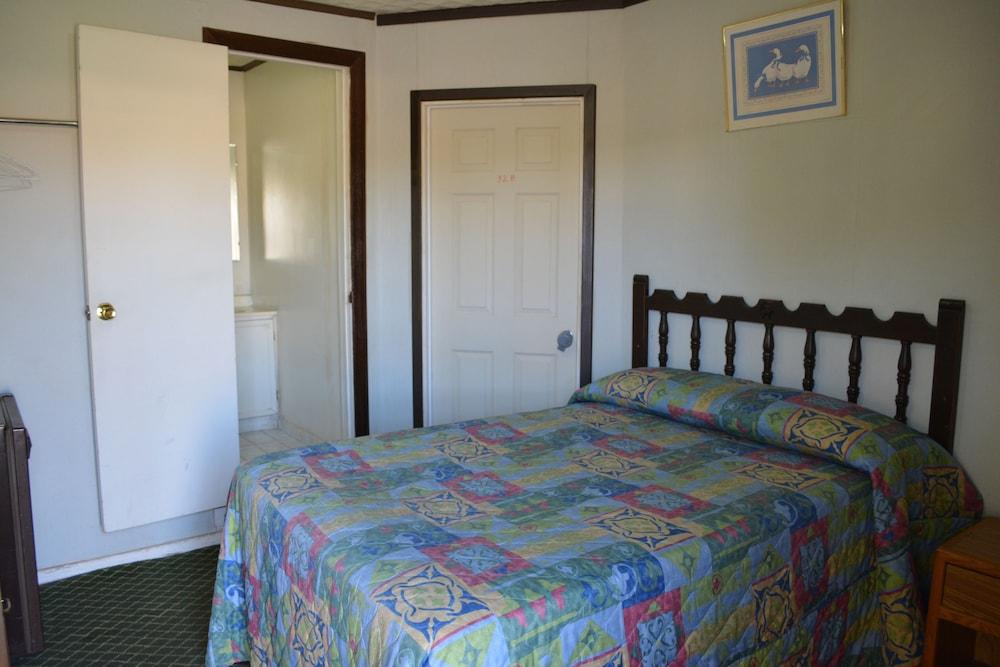 Delux Inn Big Spring photo 7