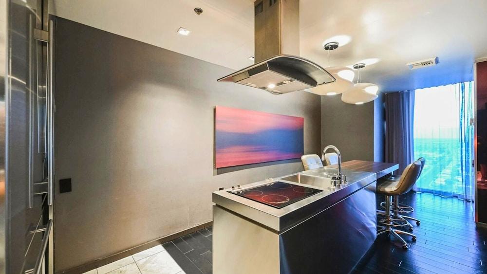 One Bedroom | 1.5 Baths & Living Room | Jet Tub – Palms Place StripSuite photo 3