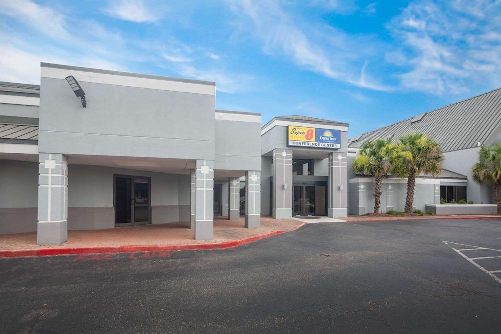 Super 8 by Wyndham Mobile I-65 photo 1