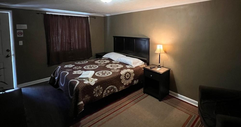 The Travelers Inn photo 2