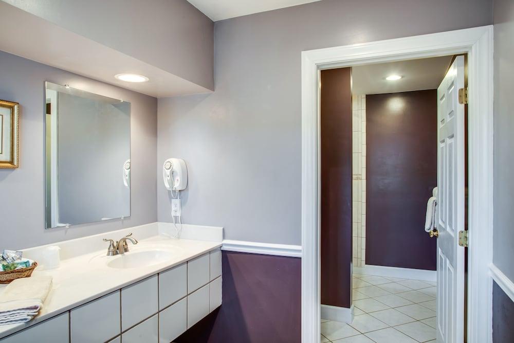 Boxwood Lodge photo 11