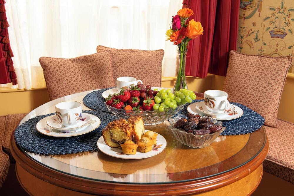 Americas Cup Inn photo 28
