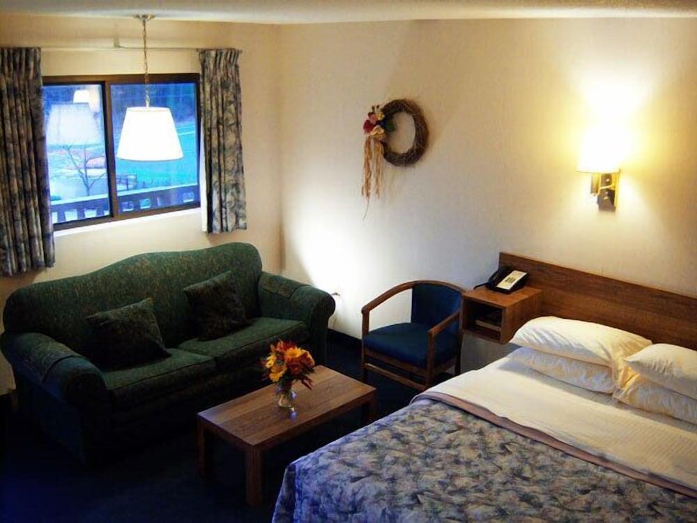 Tall Pines Motel photo 8