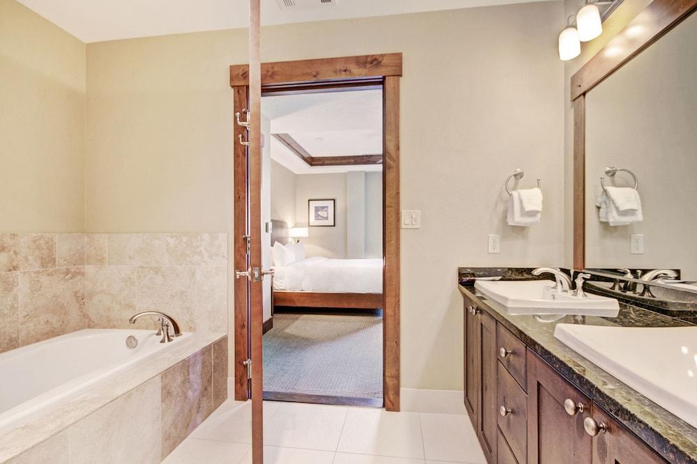 One Ski Hill Place, a RockResort, by Vail Resorts photo 98