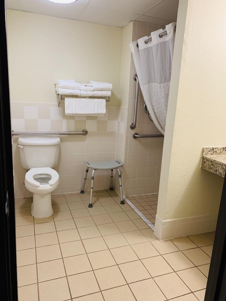 AmericInn by Wyndham Kewanee photo 70
