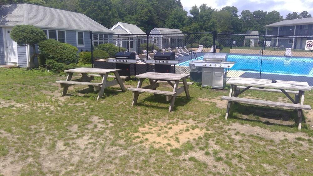 Village Green Motel photo 16