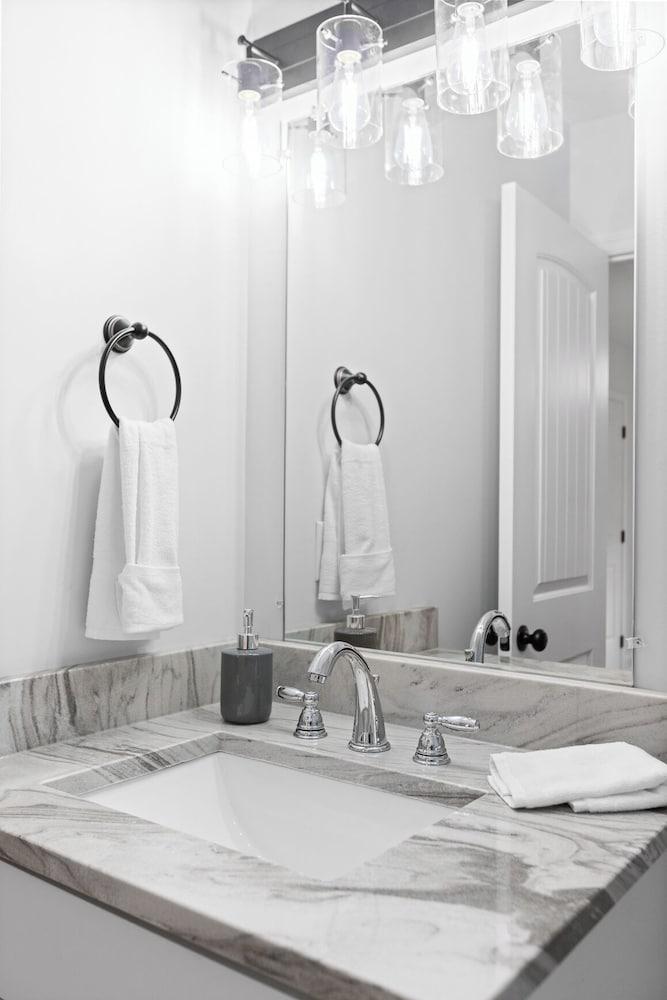 Trendy at Hoyt Two Homes photo 13