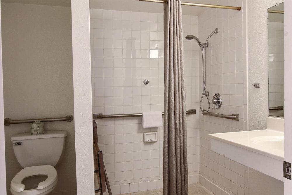 Park Inn by Radisson, Fargo West Acres photo 50