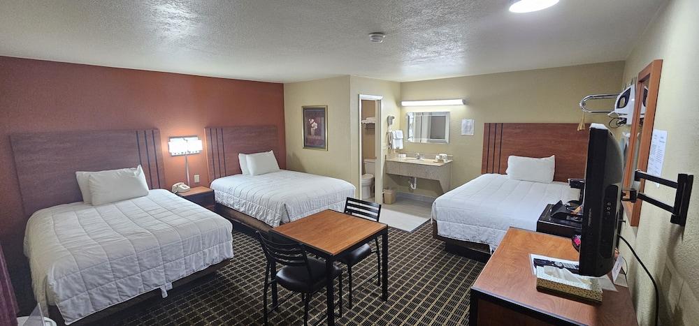 Deluxe Inn Motel photo 14