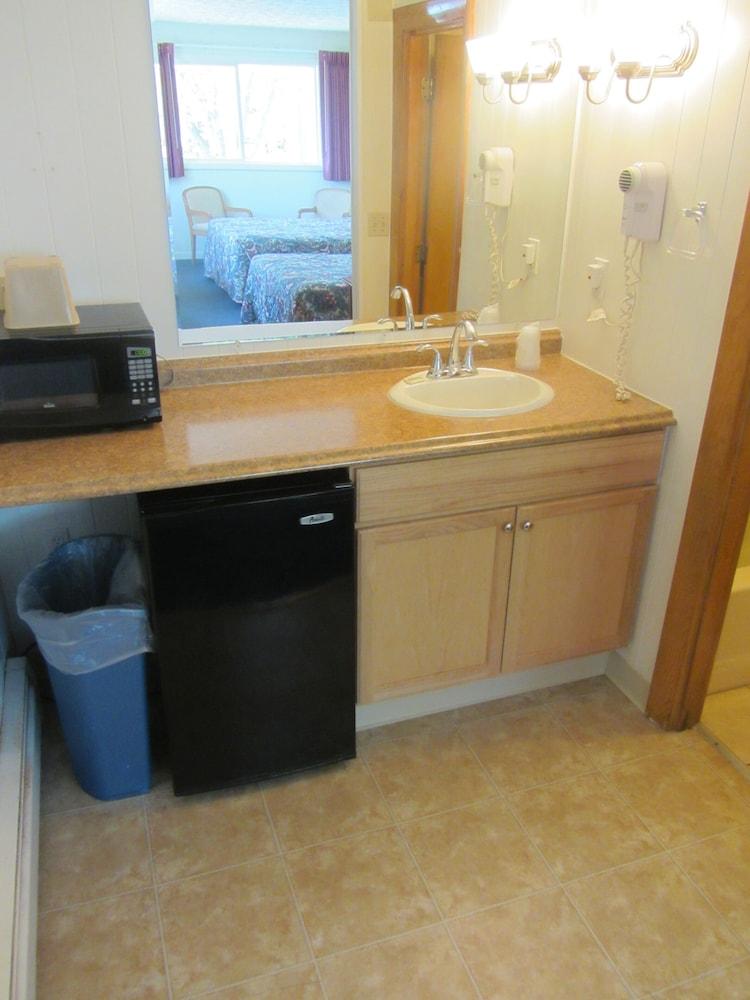 Green Dolphin Motel photo 10