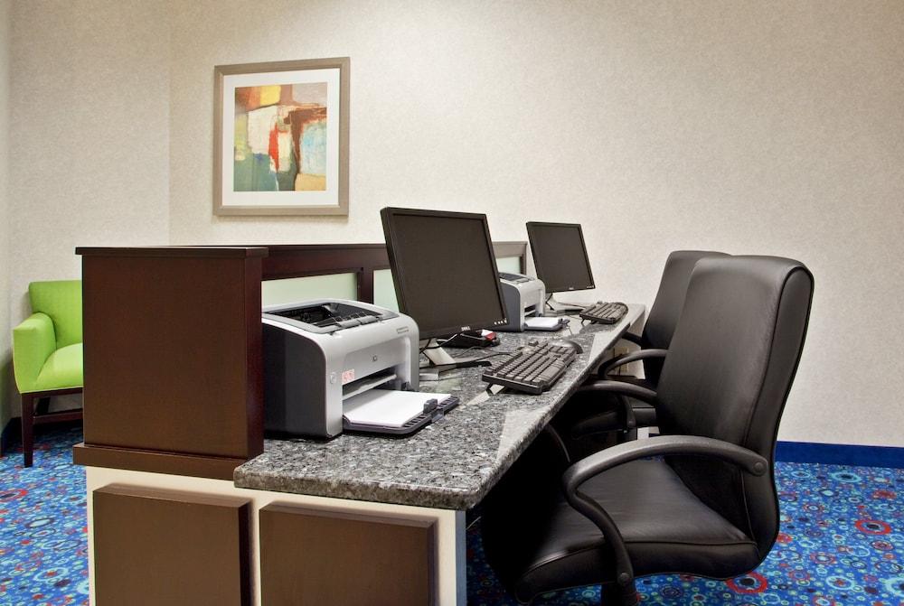 Holiday Inn Express & Suites Akron Regional Airport Area by IHG photo 56