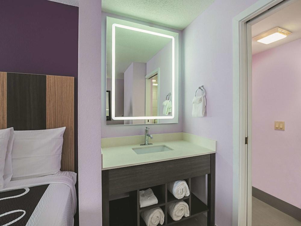 La Quinta Inn & Suites by Wyndham Minneapolis Northwest photo 13