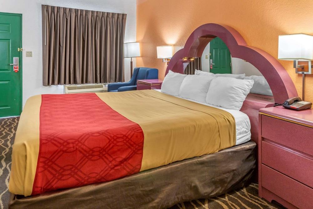 Econo Lodge Inn & Suites Albany North photo 37