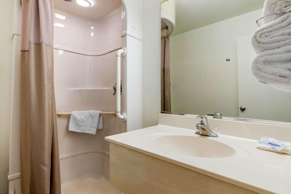 Rodeway Inn photo 26