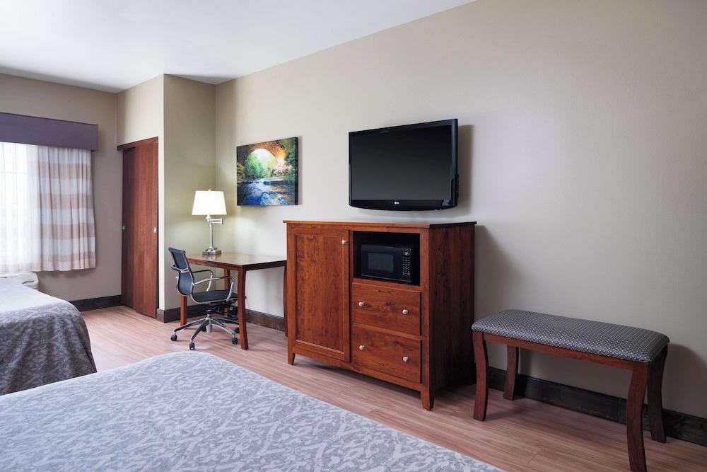 Green Mill Village Hotel & Suites, BW Signature Collection photo 10