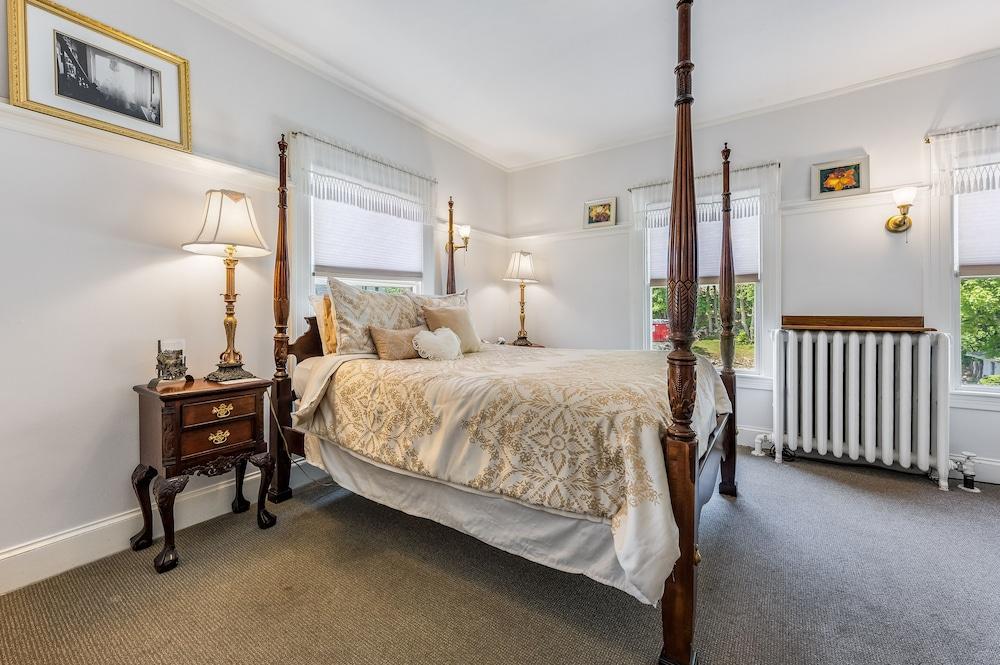 Castle Manor Inn photo 3