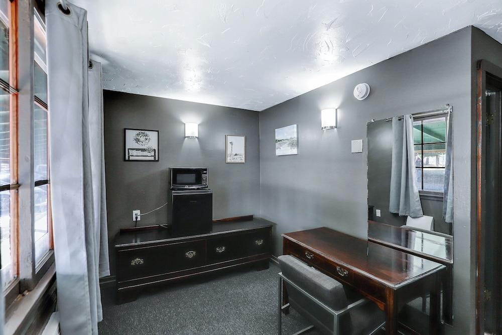 Cedar Village Motel photo 6