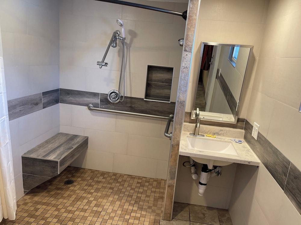 Bayshore Inn Motel photo 48