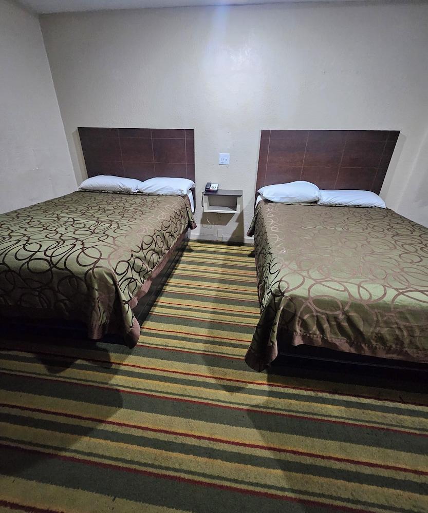 TRAVELER'S MOTEL photo 11