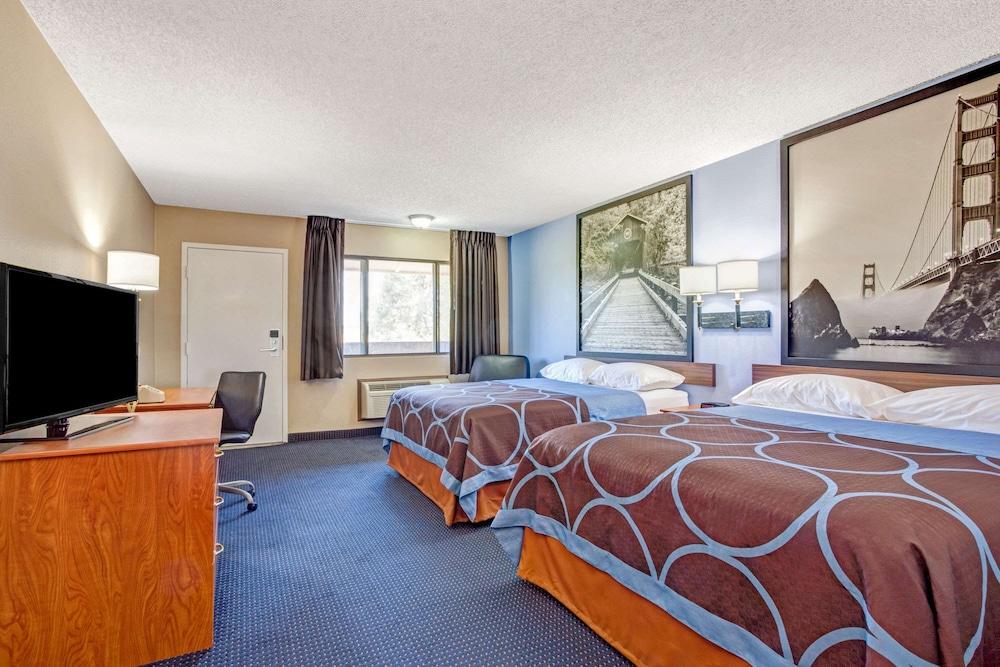 Super 8 by Wyndham Albany photo 9