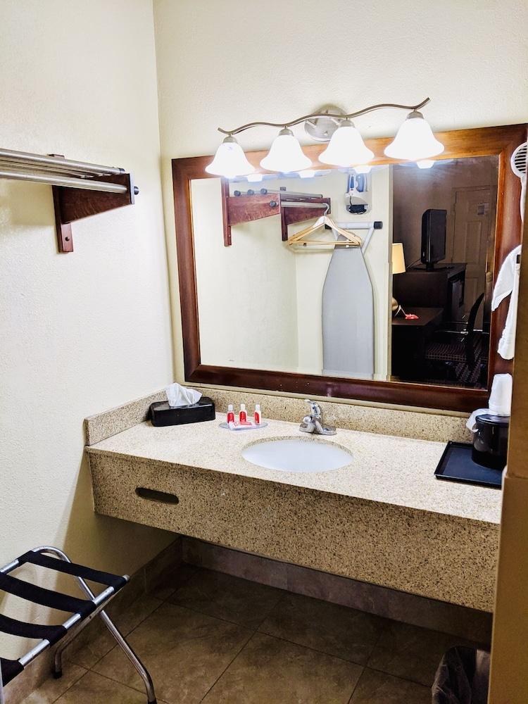 Econo Lodge Forest City photo 26