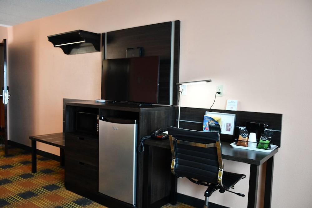 Regency Inn & Suites photo 37