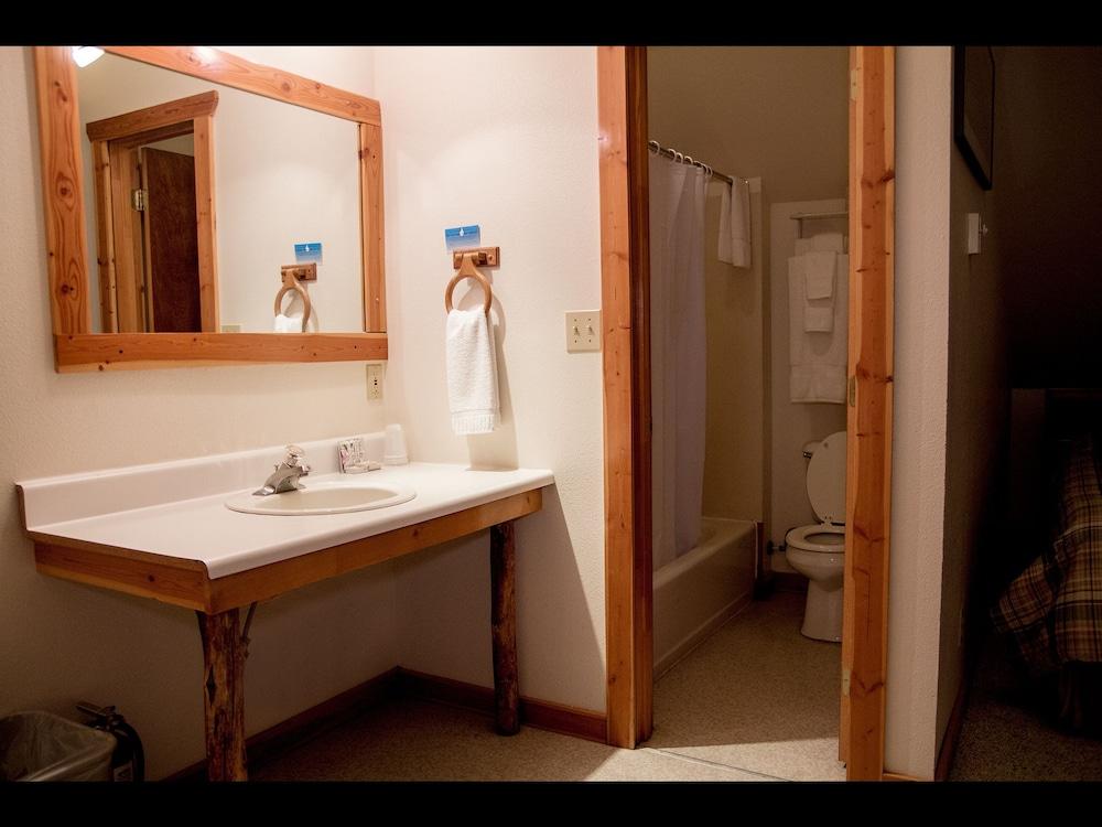Whittaker's Motel & Historic Bunkhouse photo 8