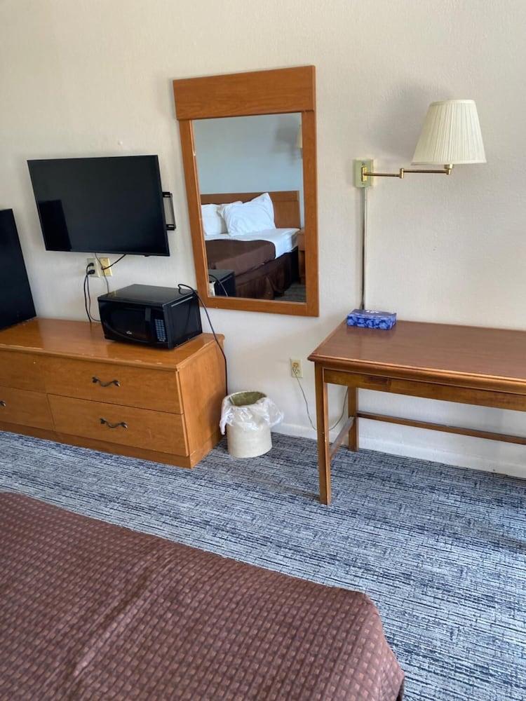 Americas Best Inn Brinkley photo 5