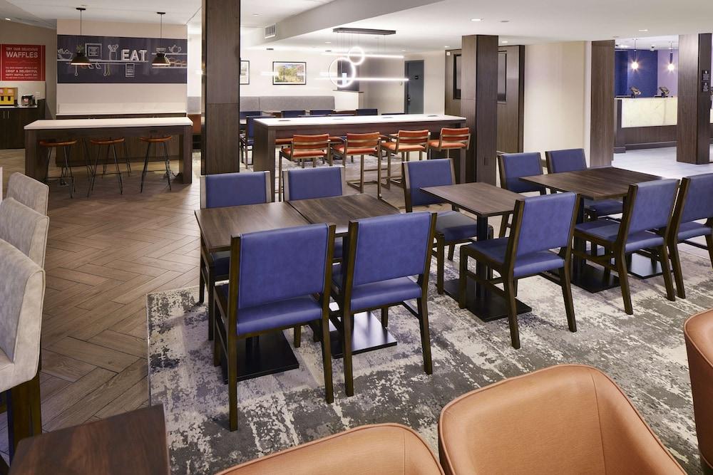 Hampton Inn Newark Airport photo 15