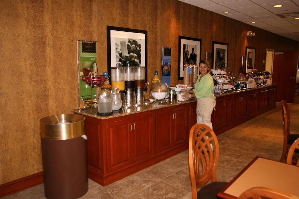 Hampton Inn Woodbridge photo 35