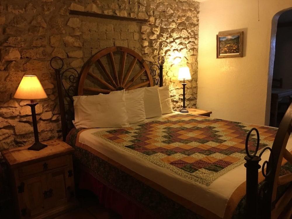 The Leakey Inn by CMD photo 83