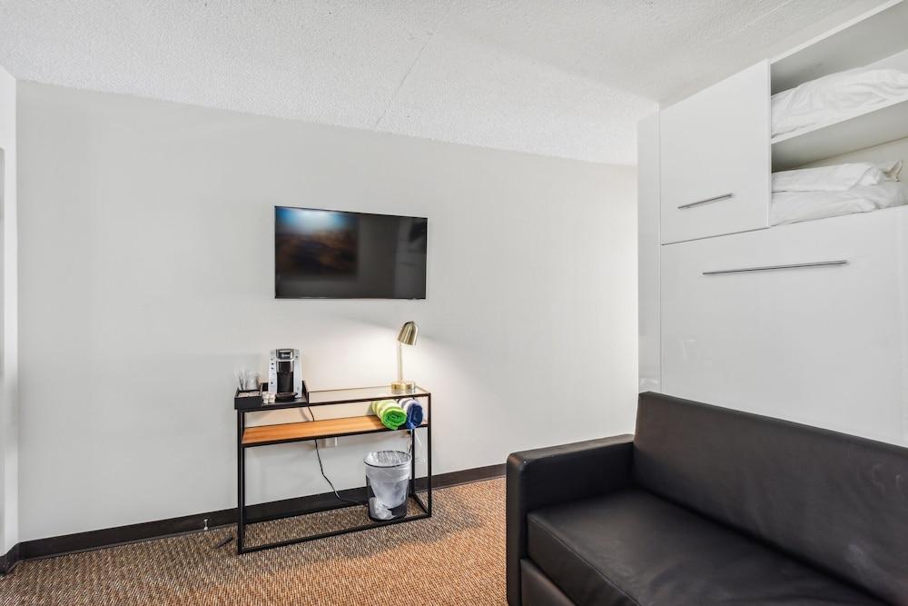 Cape Suites Room 8 - Free Parking! 2 Bedroom Hotel Room by RedAwning photo 5