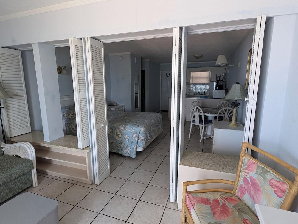 Traders Inn Beach Club photo 60