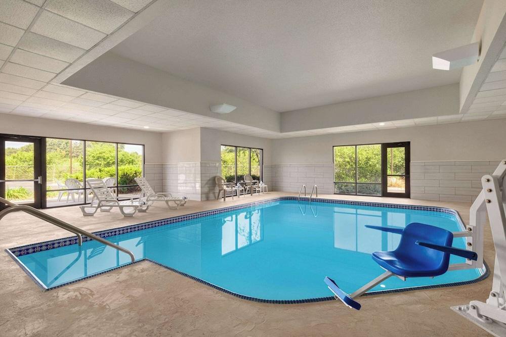 Super 8 by Wyndham Germantown/Milwaukee photo 58