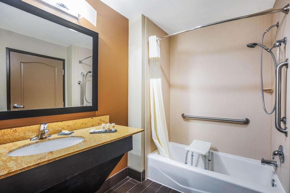 La Quinta Inn & Suites by Wyndham Beeville photo 20