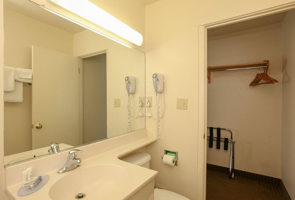 Highland Country Inn photo 25