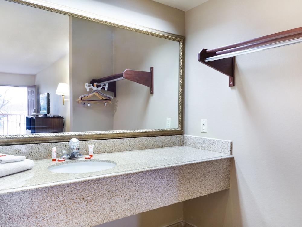 Days Inn & Suites by Wyndham Brewton photo 10