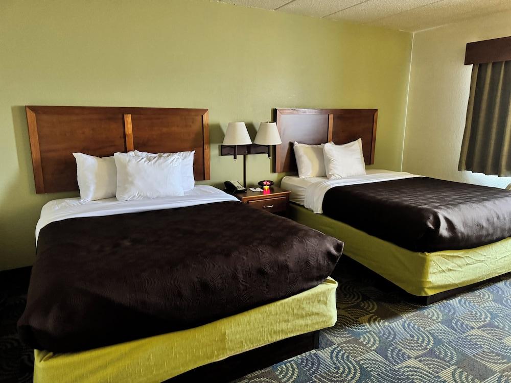 AmericInn by Wyndham Kewanee photo 59