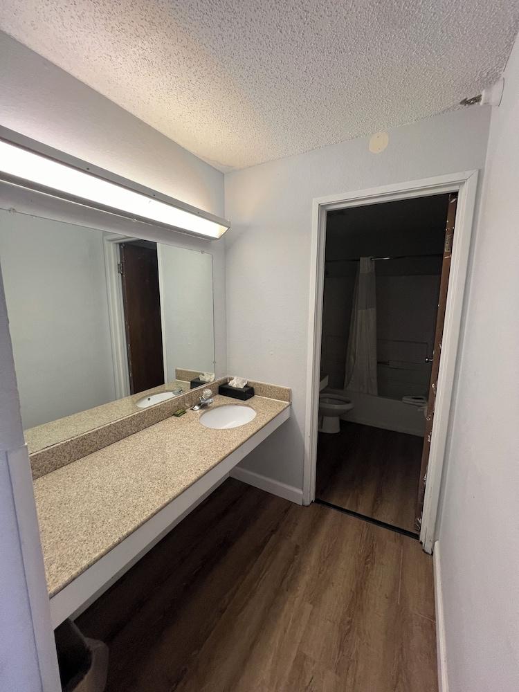 Economy 7 Inn - Norfolk photo 35