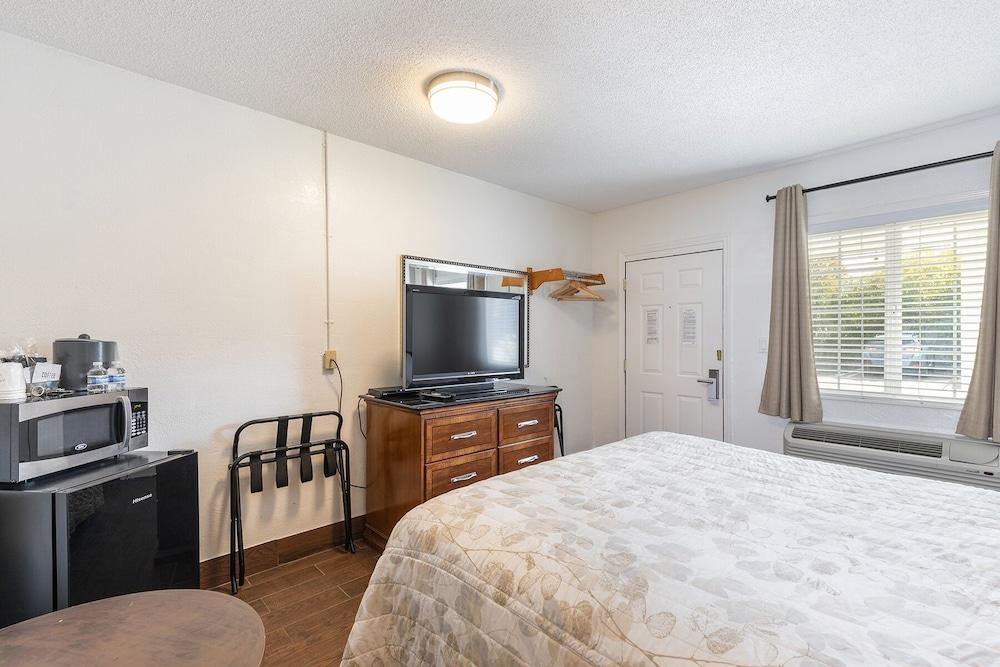 Vineyard Valley Inn photo 29