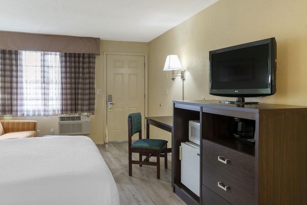 University Inn & Suites photo 9