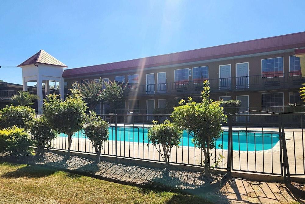 Days Inn by Wyndham Leesville photo 24