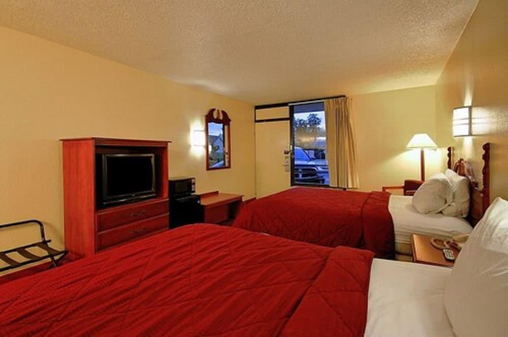 Super 6 Inn & Suites photo 24