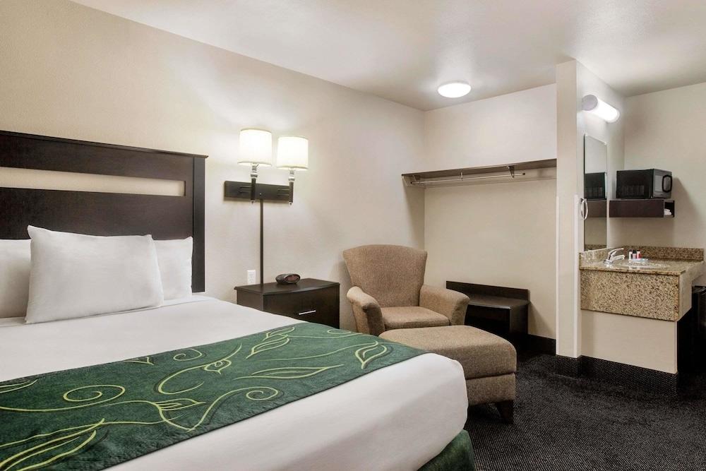 Travelodge by Wyndham Livonia photo 7