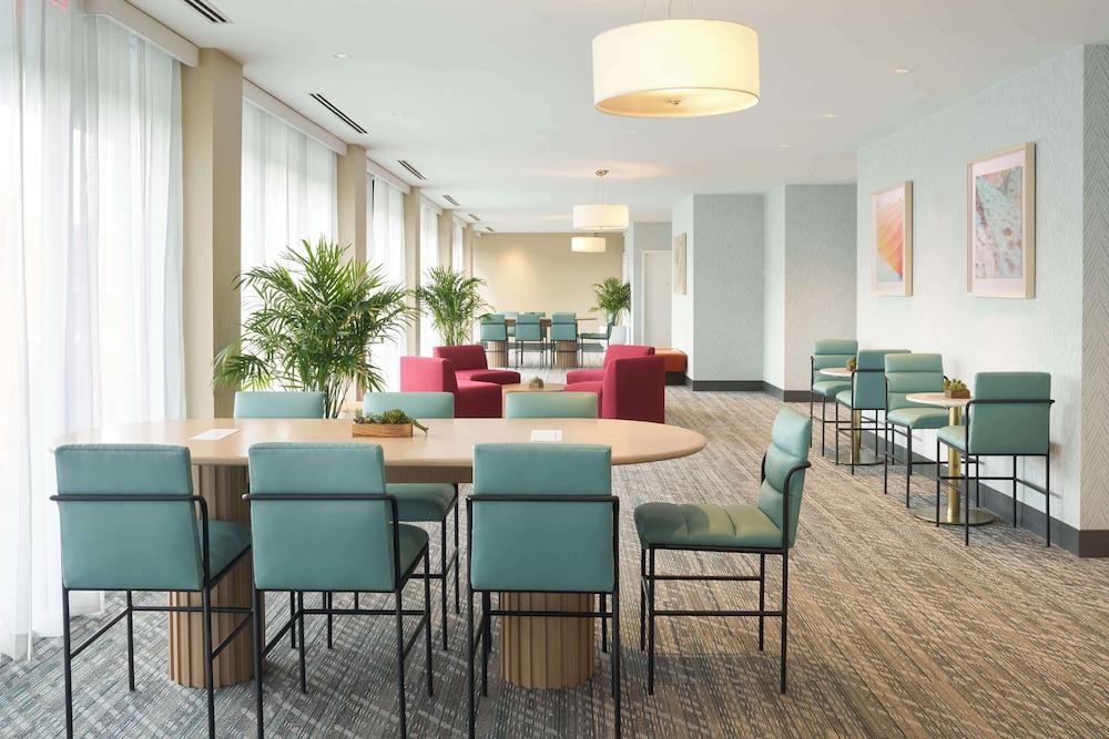 DoubleTree by Hilton Miami North I-95 photo 21